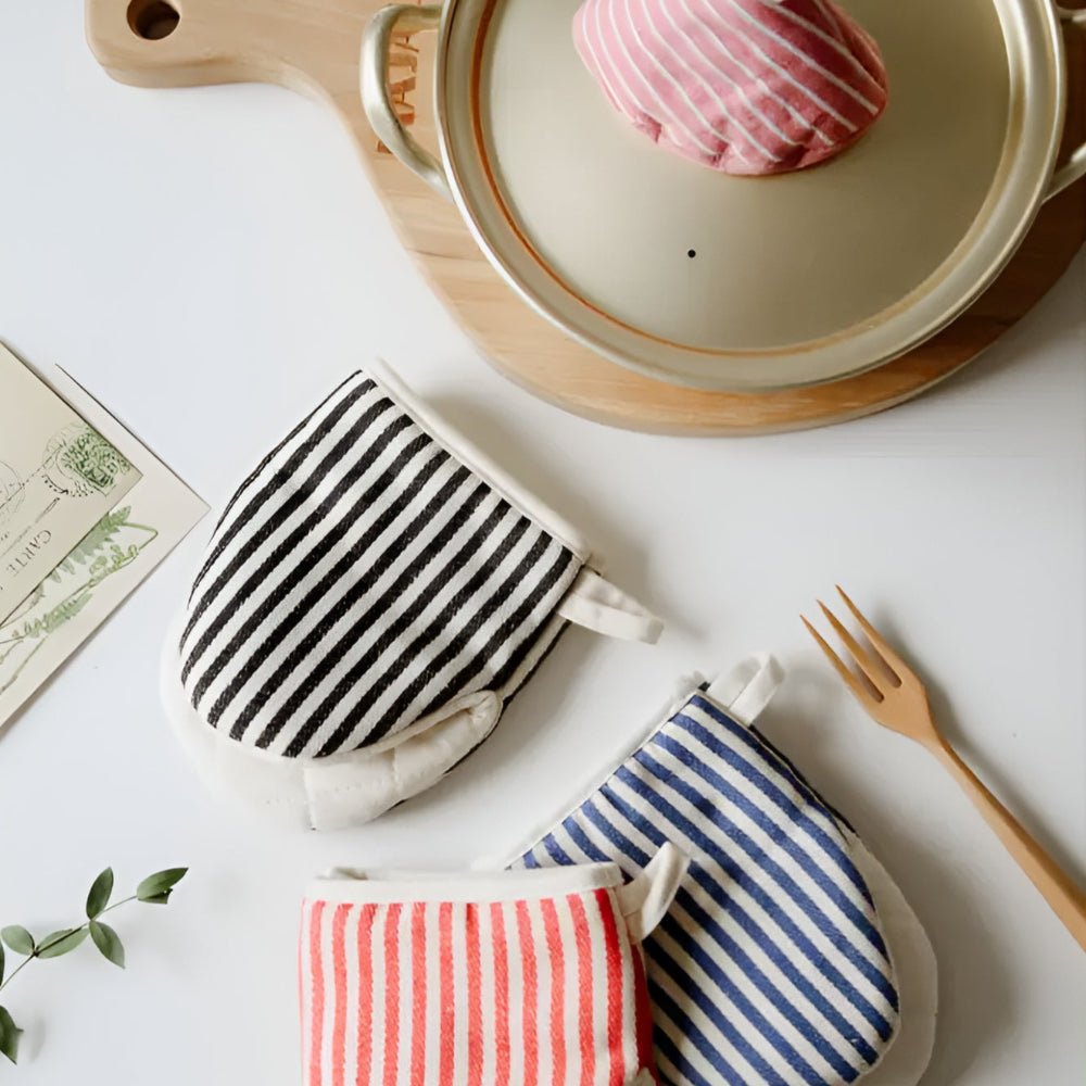 Striped Heat-Resistant Kitchen Mitts 2
