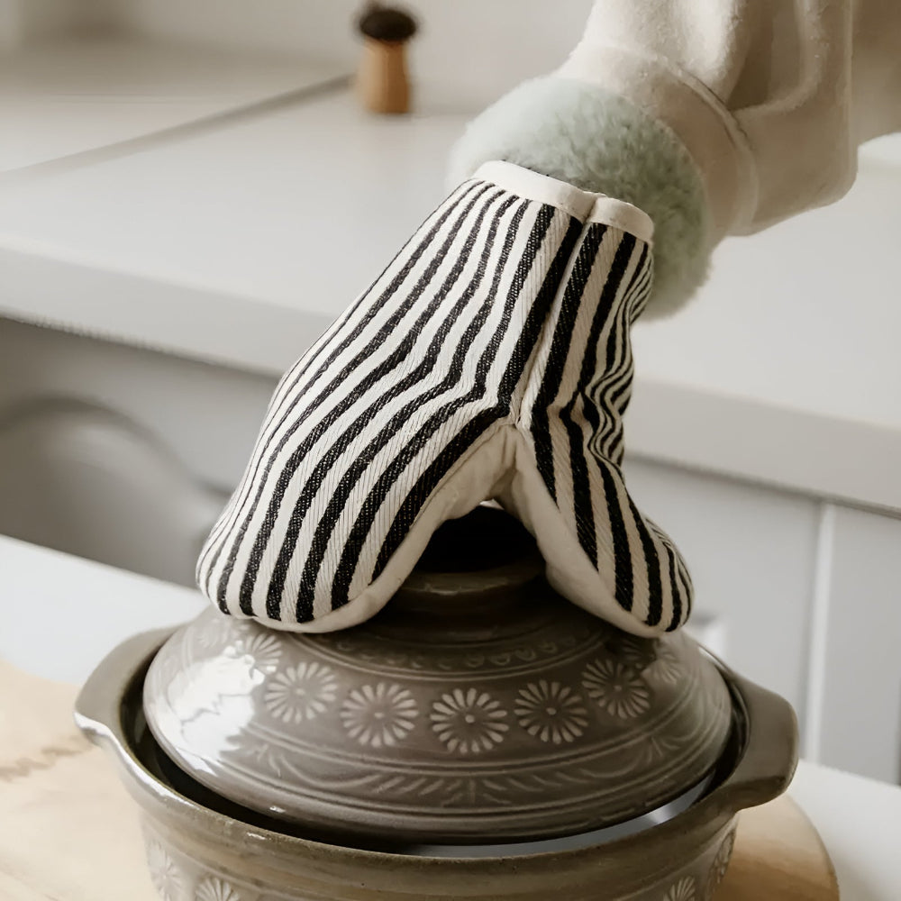 Striped Heat-Resistant Kitchen Mitts 1