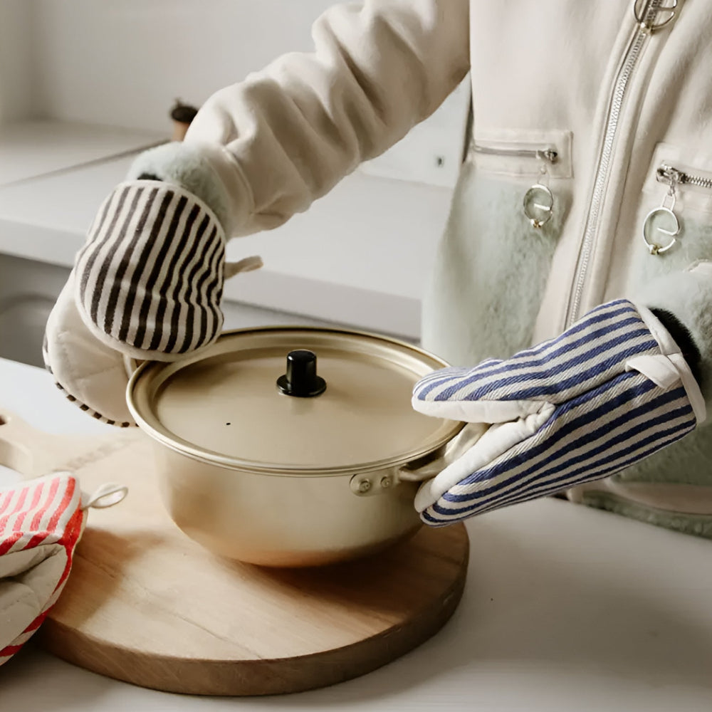 Striped Heat-Resistant Kitchen Mitts 7